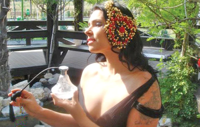 
    Marijuana e superbă  în rochiță decoltată  