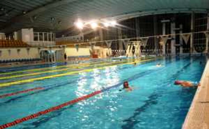 Tânărul a fost scos din bazin după 40 de minute