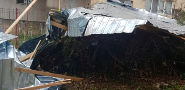 Acoperiş de bloc smuls de vânt la Mangalia Sursa ISU Constanţa