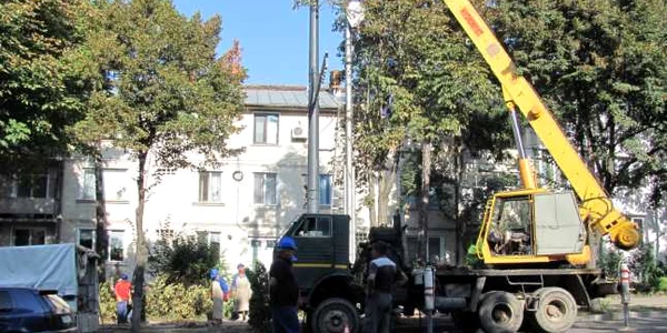 Muncitorii neatenţi au tăiat şi cablul unei firme de telecablu