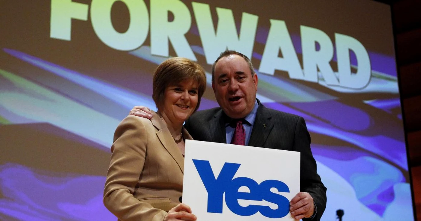 Premierul scoţian Alex Salmond (D), alături de vicepremierul scoţian Nicola Sturgeon (S), după un discurs în Perth Foto Reuters