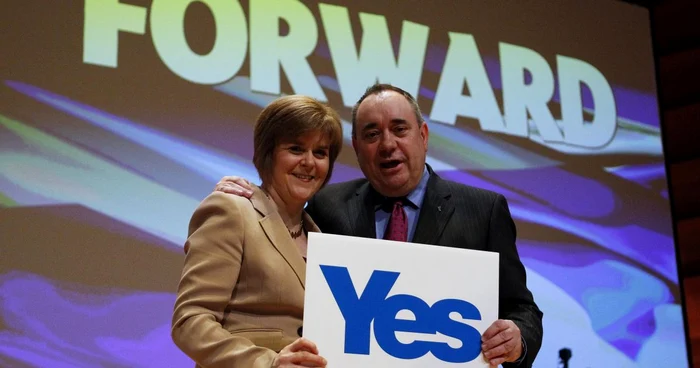 Premierul scoţian Alex Salmond (D), alături de vicepremierul scoţian Nicola Sturgeon (S), după un discurs în Perth Foto Reuters