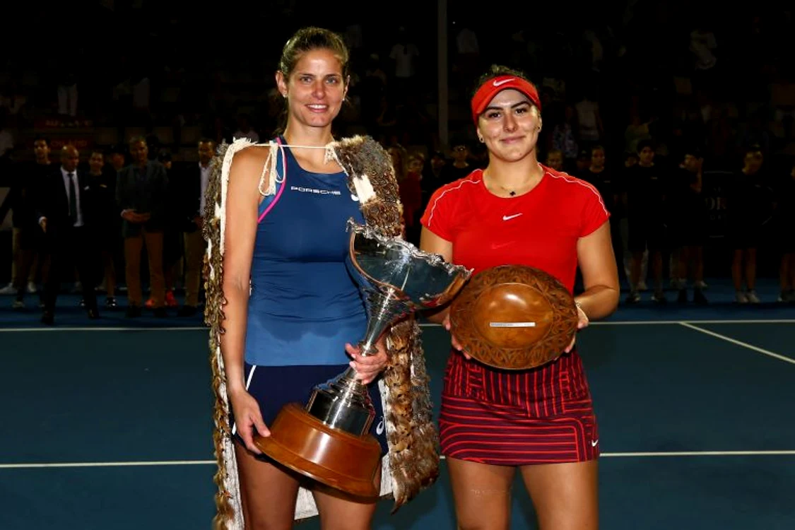 
    Bianca Andreescu, cu prima plachetă acordată finalistei unui turneu WTA, la AucklandFOTO: Guliver/ Gettyimages  