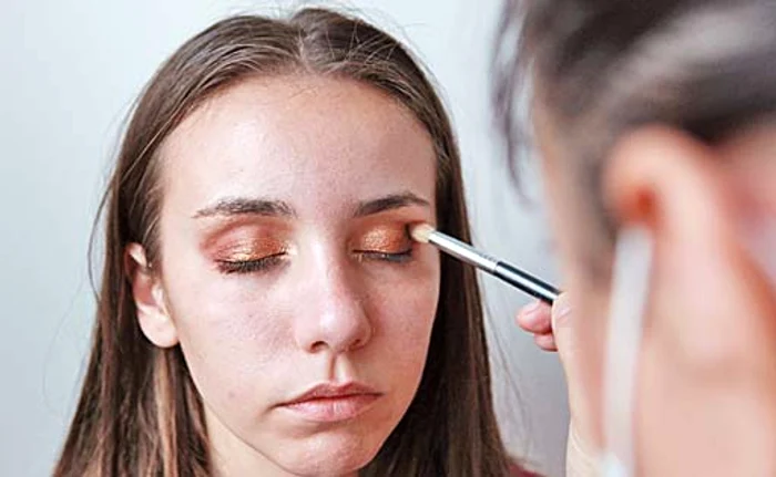 Make-up artistul Doralina Buga i-a făcut Andreeei Manoilă un machiaj de toamnăFoto: Sever Gheorghe