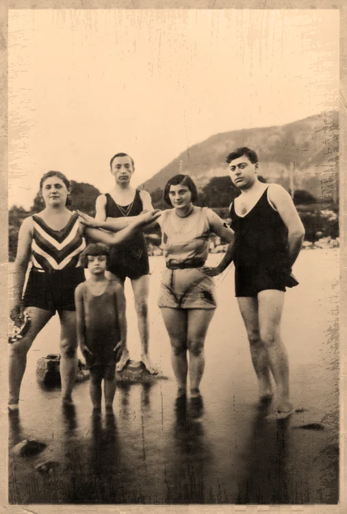 Părinții lui Friddie (Elvira și Isaac Stoleru-Clemer), alături de bunicii Aharonei