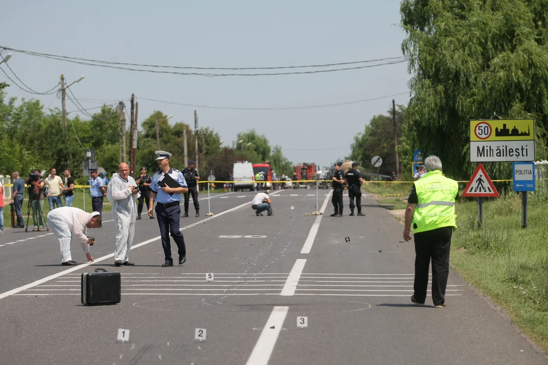 
    Un camion cu butelii a explodat, vineri, la Mihăileşti, pe DN 2/E85 captură Digi24.ro  
