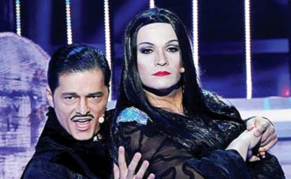 
    Liviu Vârciu va fi Gomez,  iar Andrei Ştefănescu o  va imita pe Morticia  