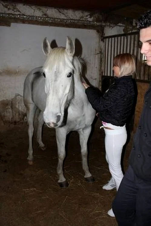 Simona Sensual, călare pe un cal alb ca o prinţesă.