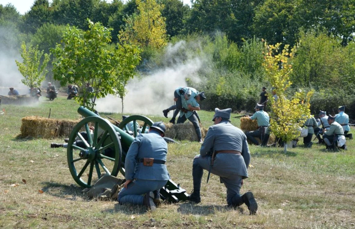 Soldaţii din Asociaţia Tradiţia Militară, reconstituind bătălia de la Turtucaia Foto Ionuţ Druche