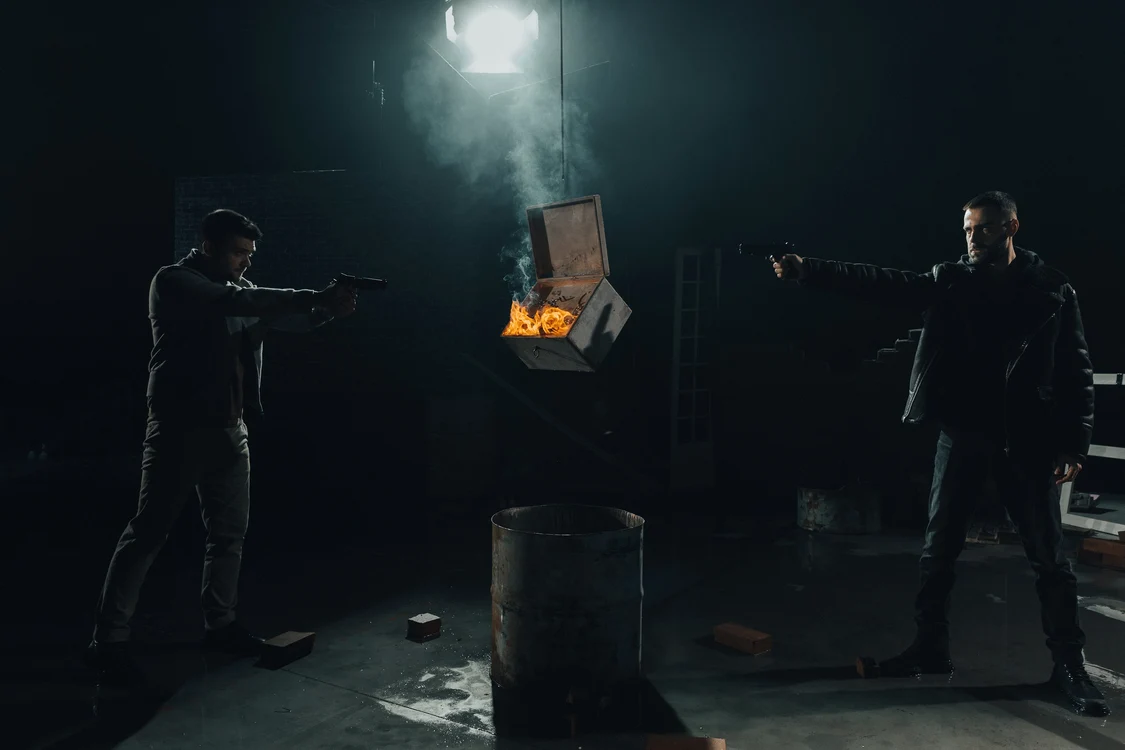 Actorii Marian Olteanu (stânga) și Denis Hanganu trag cu pistolul într-o scenă din serialul Clanul
