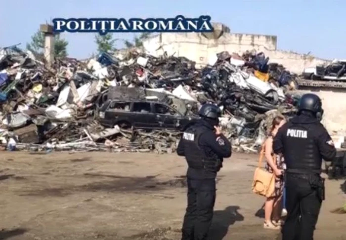 Oamenii legii au descins la depozitele de colectare şi reciclare de deşeuri Foto: Poliţia Română