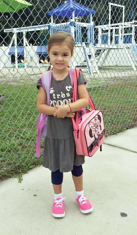 Lara, mezina,  merge pentru prima  oară la grădiniţă