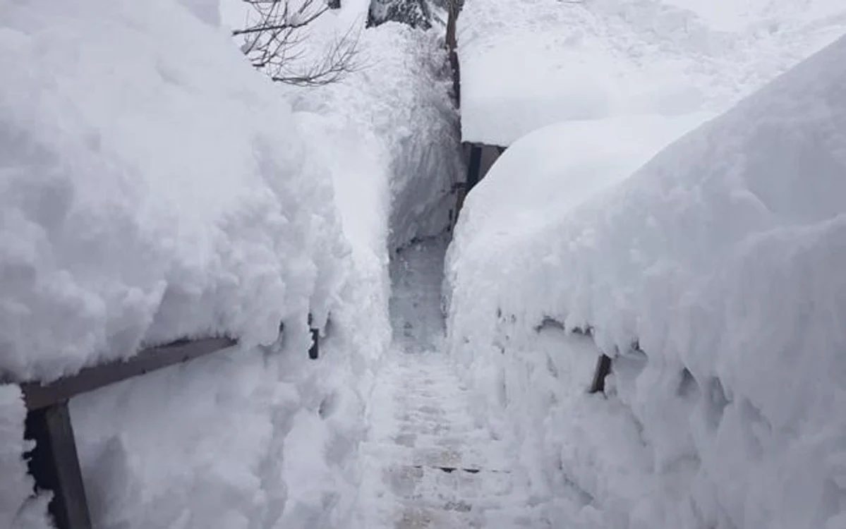 Un fel de tunel de acces prin zăpada uriaşă