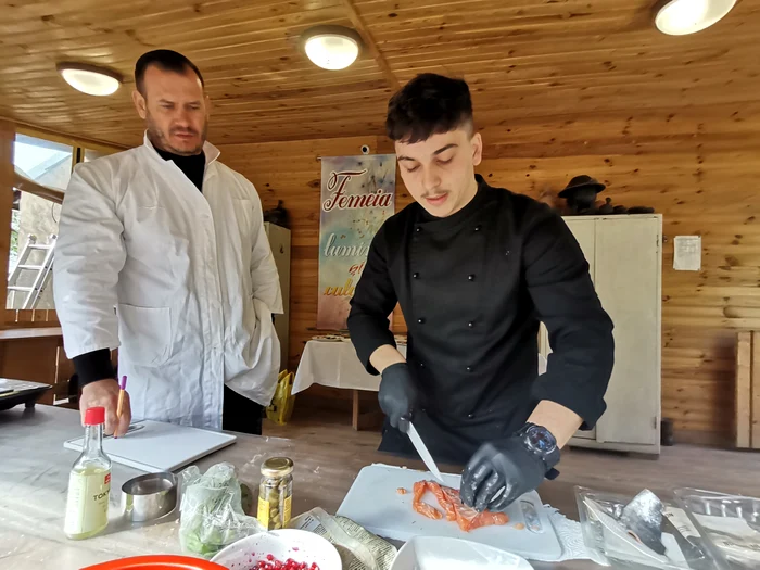 Daniel lucrează în bucătăria unui restaurant renumit din Slatina FOTO: Alina Mitran