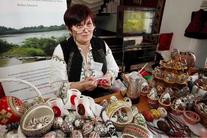 Bucovineanca Iuliana Celica Nistor (58 de ani) încondeiază ouă de 20 de aniFOTO: Florin Șuler
