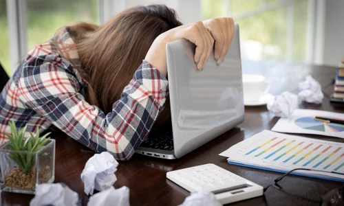 femeie stresata la birou jpg