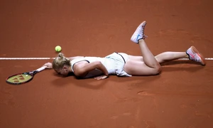 Ucrainianca Marta Kostyuk cade în partida contra nemţoaicei Antonio Lottner în ziua a doua a turneului Porsche Tennis Grand Prix pe Porsche-Arena în Stuttgart Germania FOTO Guliver / getty images / Alex Grimm