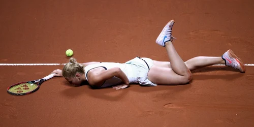 Ucrainianca Marta Kostyuk cade în partida contra nemţoaicei Antonio Lottner în ziua a doua a turneului Porsche Tennis Grand Prix pe Porsche-Arena în Stuttgart Germania FOTO Guliver / getty images / Alex Grimm