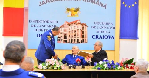 Titu Stoichici a împlinit vârsta de 104 ani şi a fost sărbătorit de jandarmii doljeni