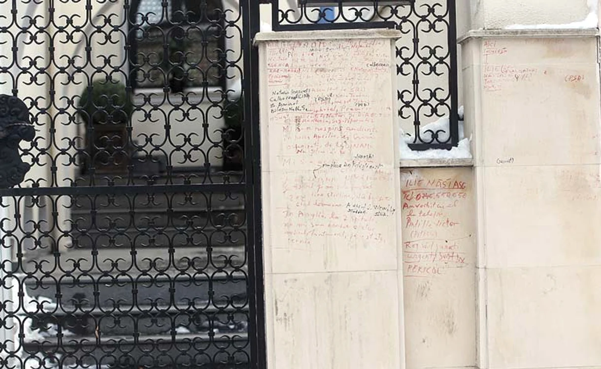 Mesajele sunt scrise chiar lângă poarta folosită zilnic de marele tenismen