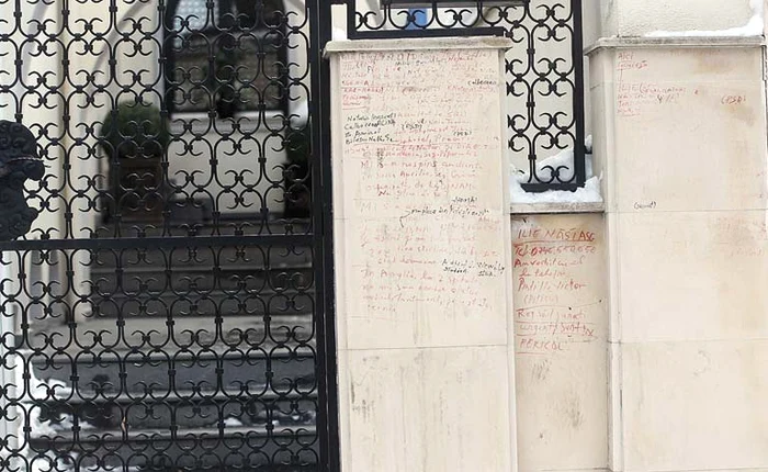 Mesajele sunt scrise chiar lângă poarta folosită zilnic de marele tenismen