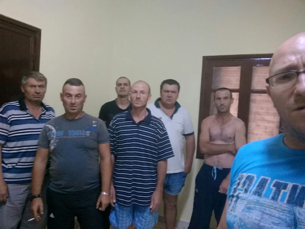 Bărbaţii ţinuţi ostatici.