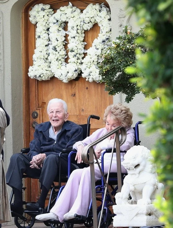 Kirk Douglas, alături de soția sa, Anne Buydens, la aniversarea a 102 ani