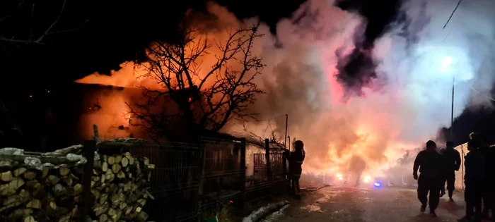 Incendiul de la Godeni a pornit de la un scurtcircuit. Foto: ISU Argeş