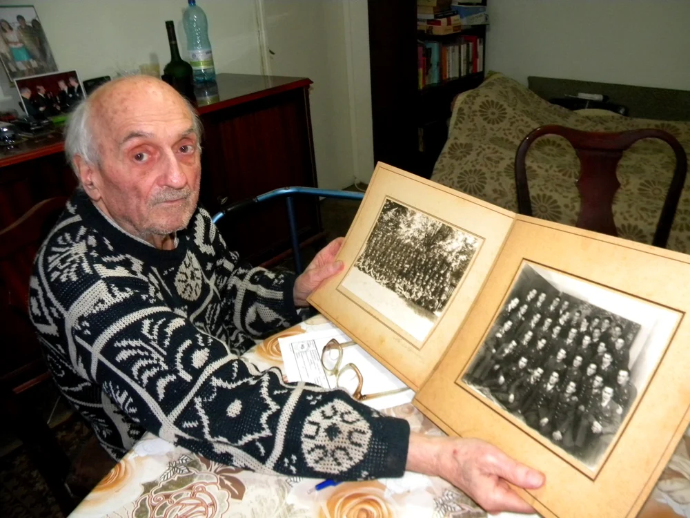 Ofiţerul Zavati prezintă unele dintre puţinele fotografii care i-au rămas din război. FOTO: Olimpia Filip