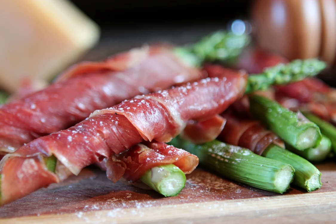 asparagus invelit in sunca jpeg