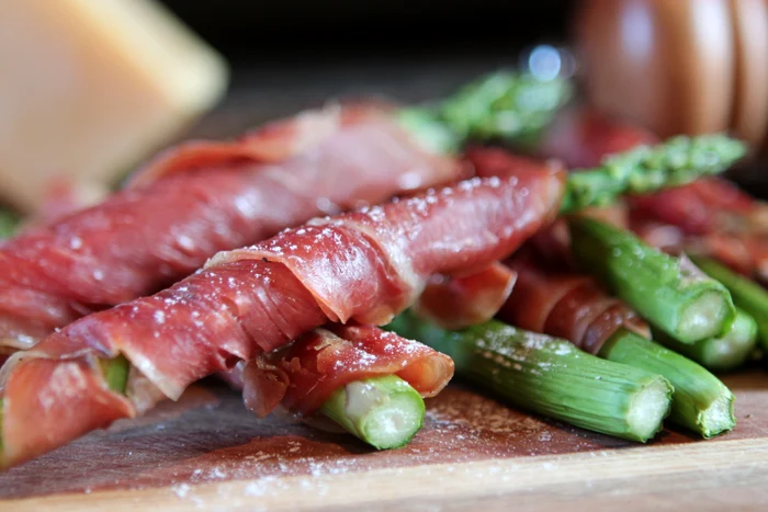 asparagus invelit in sunca jpeg