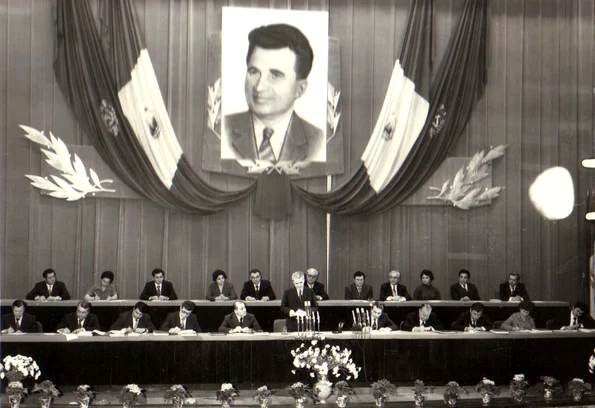 Nicolae Ceaușescu vorbește la adunarea generală a oamenilor muncii de la Întreprinderea „23 August” din Capitală, la 13 februarie 1979 (© „Fototeca online a comunismului românesc”, cota: 8/1979)