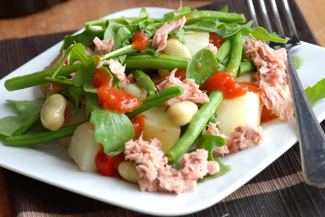 Salată de cartofi cu fasole verde şi ton