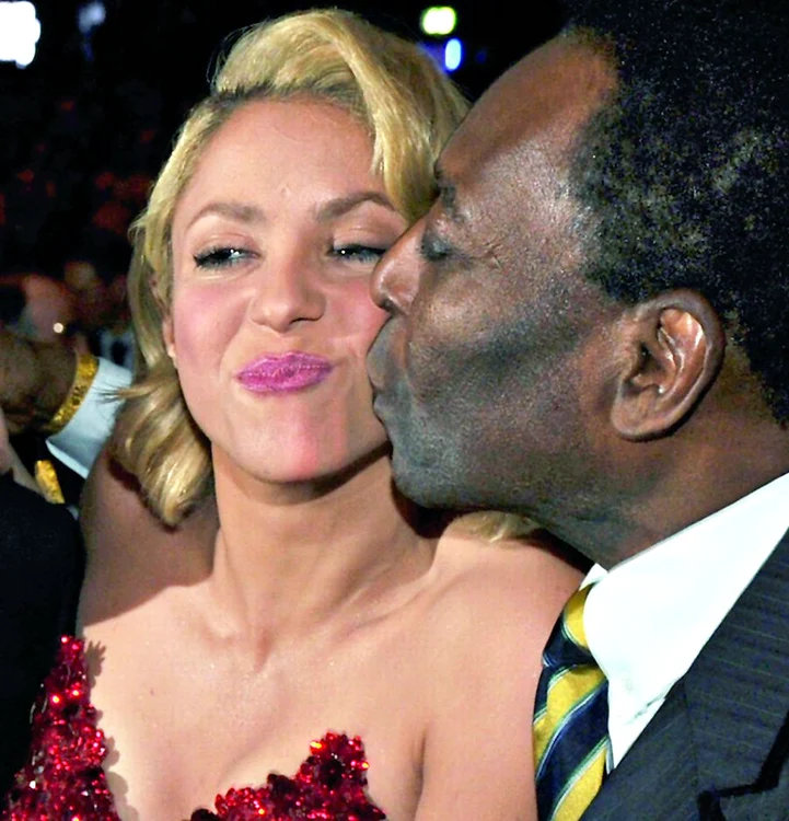 Marele Pele nu s-a putut abţine să n-o sărute pe Shakira