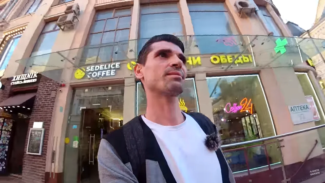 Volggerul Ilie a vrut să afle cum îi văd ruşii pe români şi pe moldoveni. FOTO Captură video