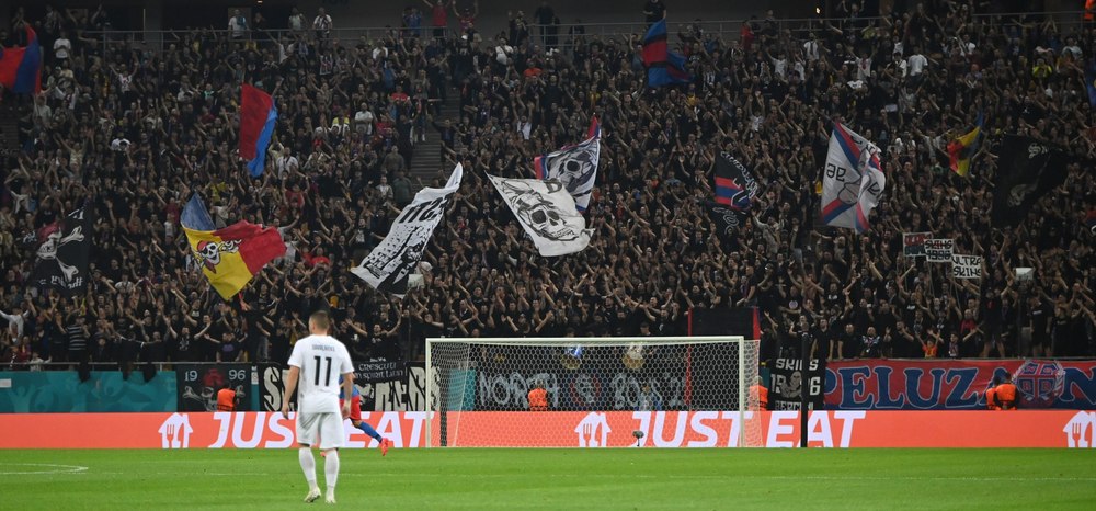 Umilințele marca FCSB provoacă o criză majoră și pe teren, și în tribune. „Să îi bage Nea Gigi în butoiul cu agheasmă!”