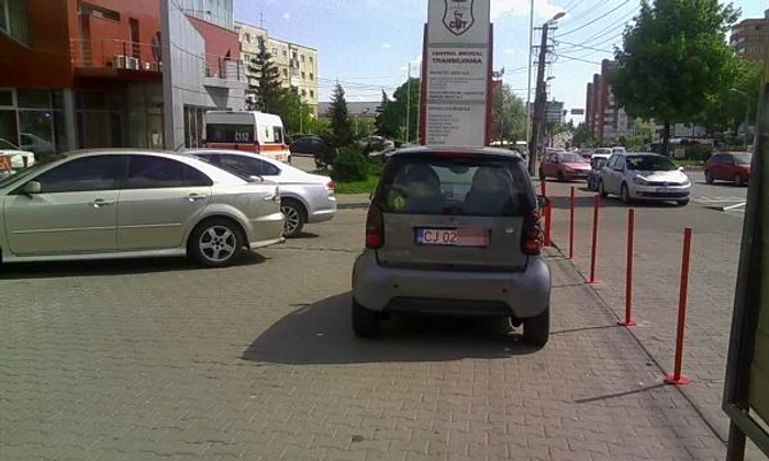 Soferiţa a blocat accesul în parcare cu maşina eiFoto: stiridecluj.ro