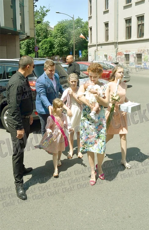 Familia Găinuşă, alături de finii Oana, Florin şi micuţul Maxim