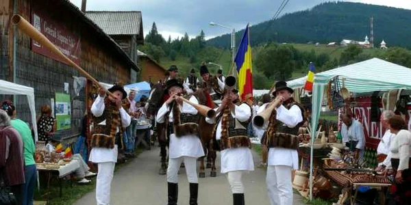 Trâmbiţaşii întâmpină oaspeţii în straie populare