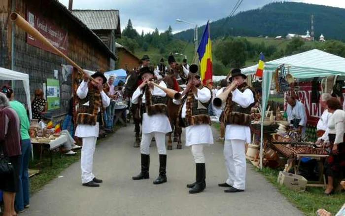 Atmosfera va fi întreţinută de mai multe ansambluri populare. FOTOArhivă.