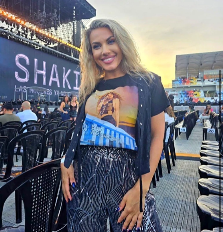 Amna, la concertul Shakirei din San Salvador foto: Instagram 