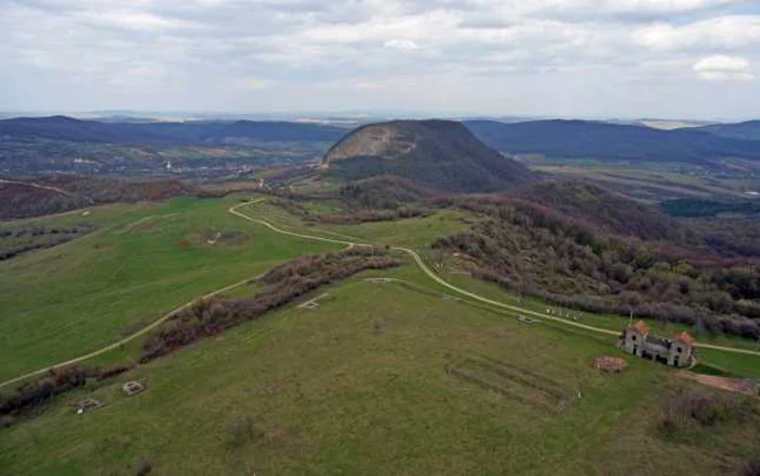 Intrarea în castrul roman de la Porolissum (judeţul Sălaj), văzută de sus  FOTO: Academia Română, filiala Cluj