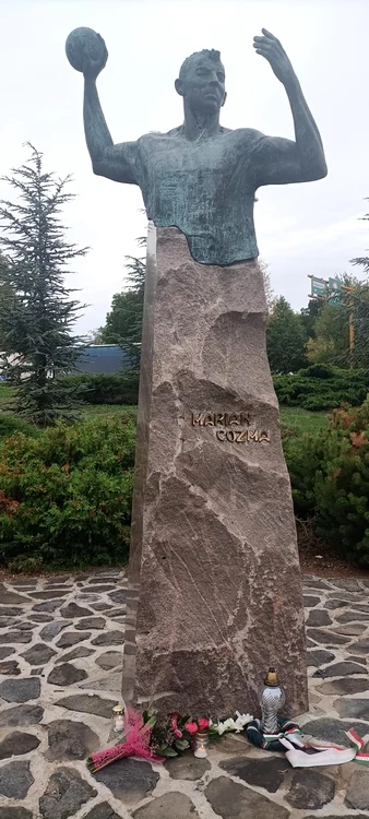 La statuia lui MArian din Veszprem au fost depuse câteva buchete de flori. Foto Veszprem HT