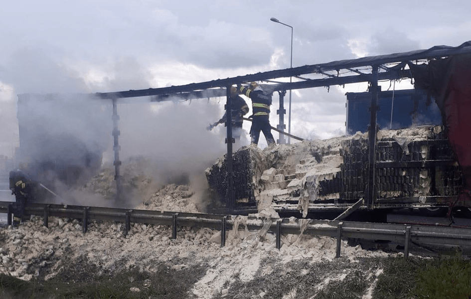 Un autotren care asigura un transport de faină de la Deva către Arad a luat foc pe Autostrada Vestului
