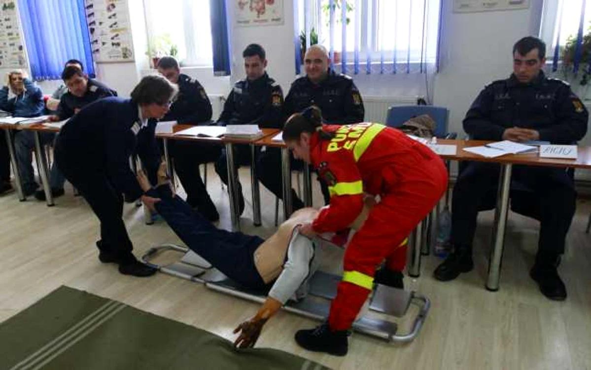 Voluntarii învaţă să acorde asistenţă medicală de urgenţă alături de pompieri Foto: David Muntean