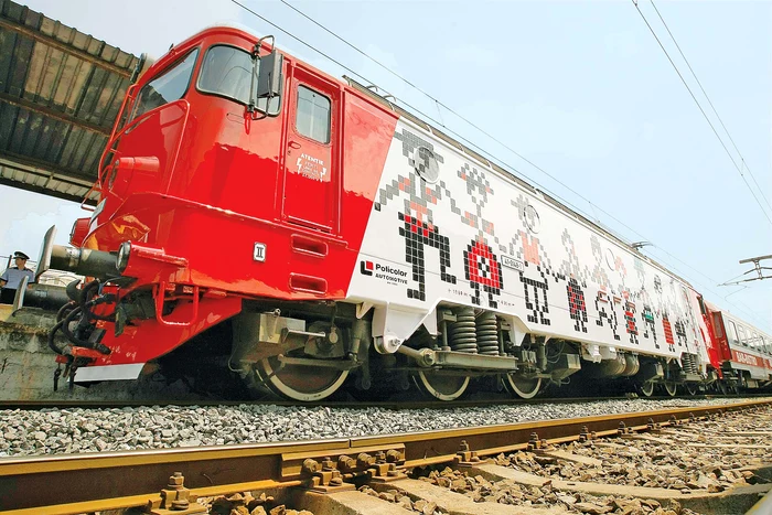 
    Locomotiva Hora a fost expusă ieri în Gara de Nord, din Bucureşti, după care a plecat spre LitoralFoto: David Muntean  