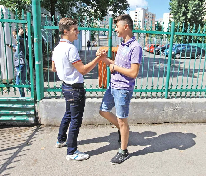 Băieţii au ieşit ultimii din săli,  semn că au muncit mai mult