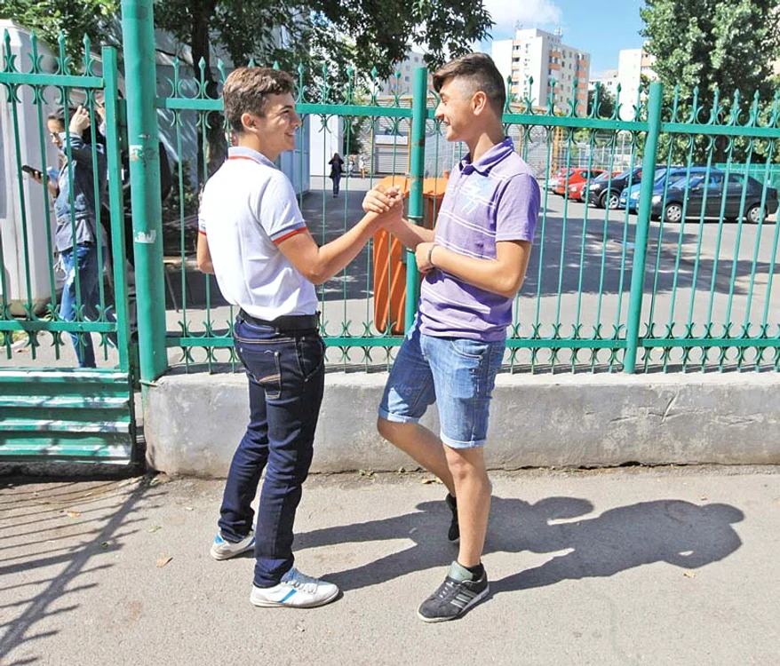 Băieţii au ieşit ultimii din săli,  semn că au muncit mai mult