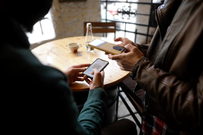 
    Certificatul verde Covid poate fi prezentat și în format electronic, de pe telefon Fotografii: Inquam  