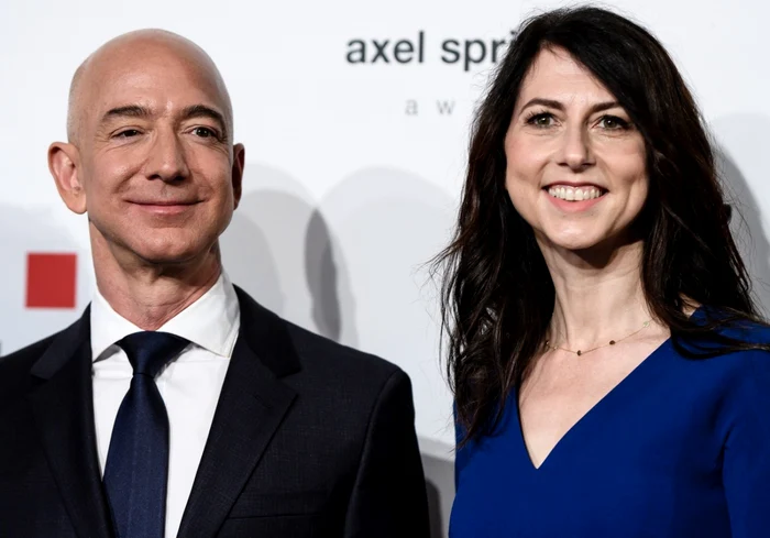 Jeff Bezos şi soţia sa MacKenzie, o cunoscută romancieră, în cadrul unui eveniment la Berlin, Germania FOTO EPA-EFE